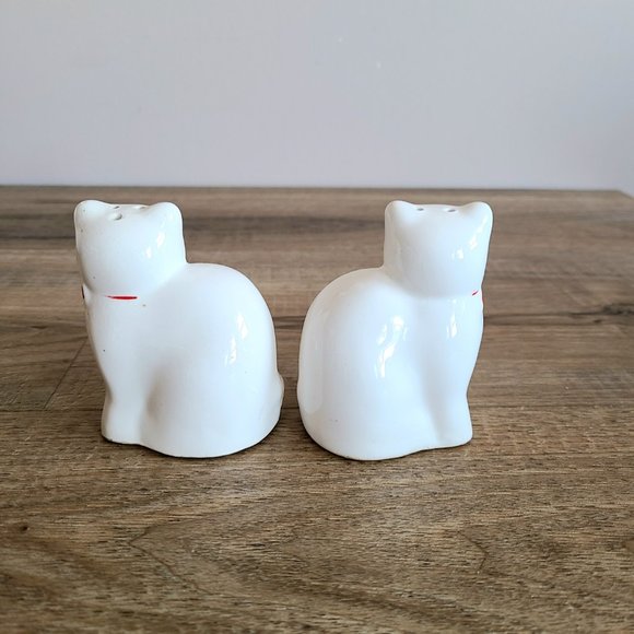 2 white cats with bows and hearts design salt & pepper shakers. - Picture 3 of 6